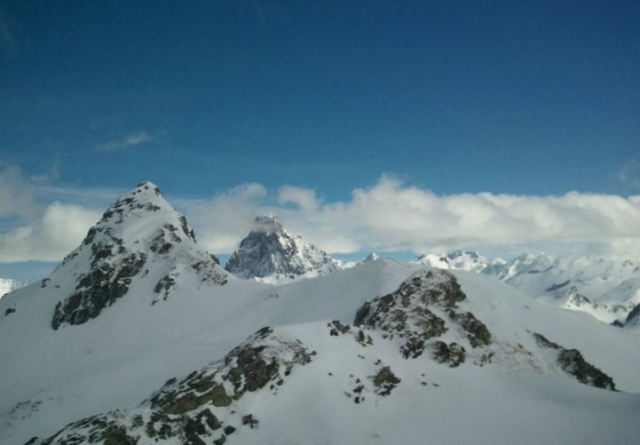  被雪覆盖的山峰